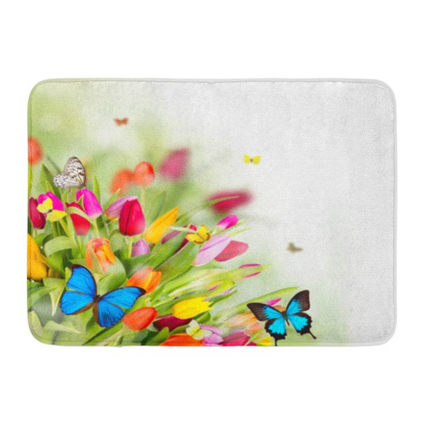 alfombra de baño con flores y mariposas, una decoración cálida t acigedira para tu hogar