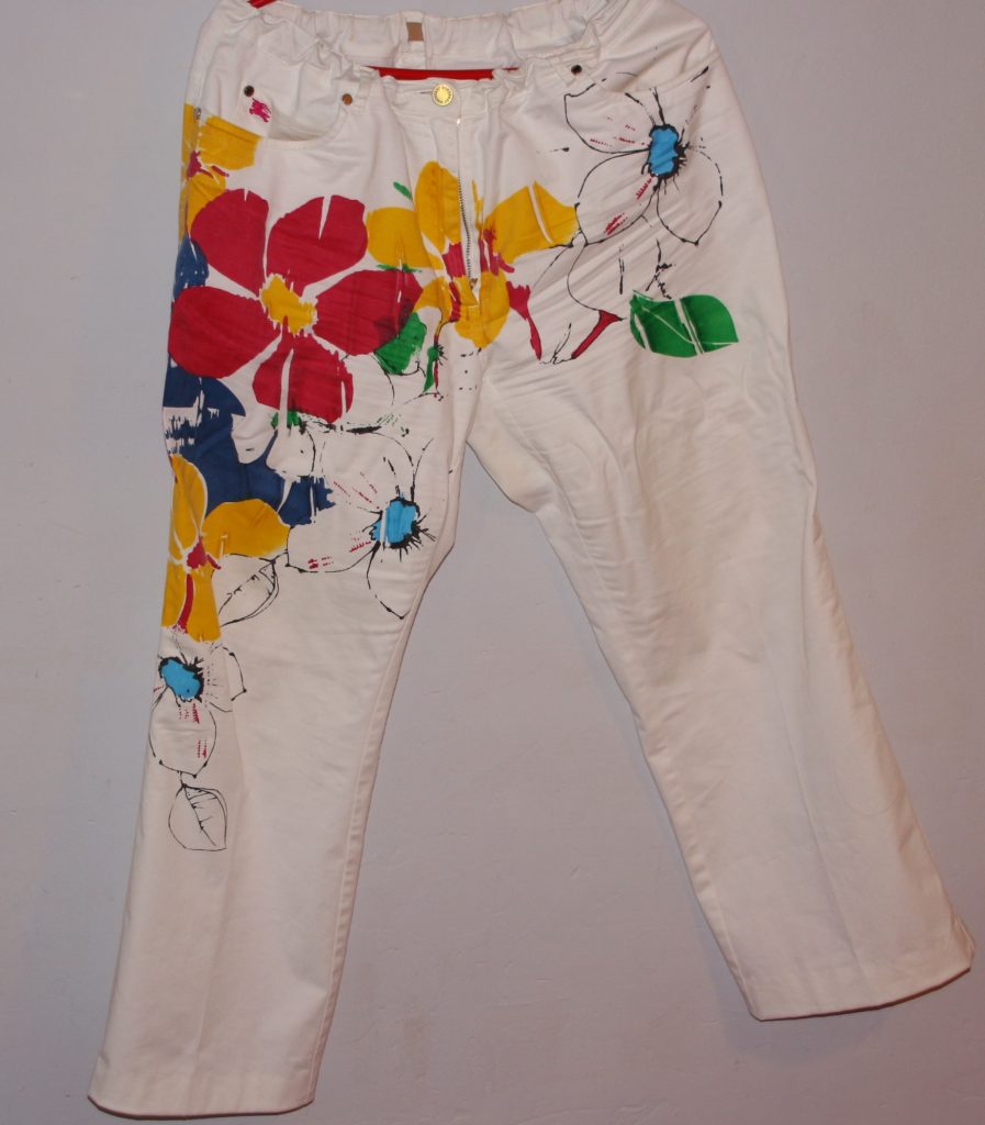 pantalones de flores blancos