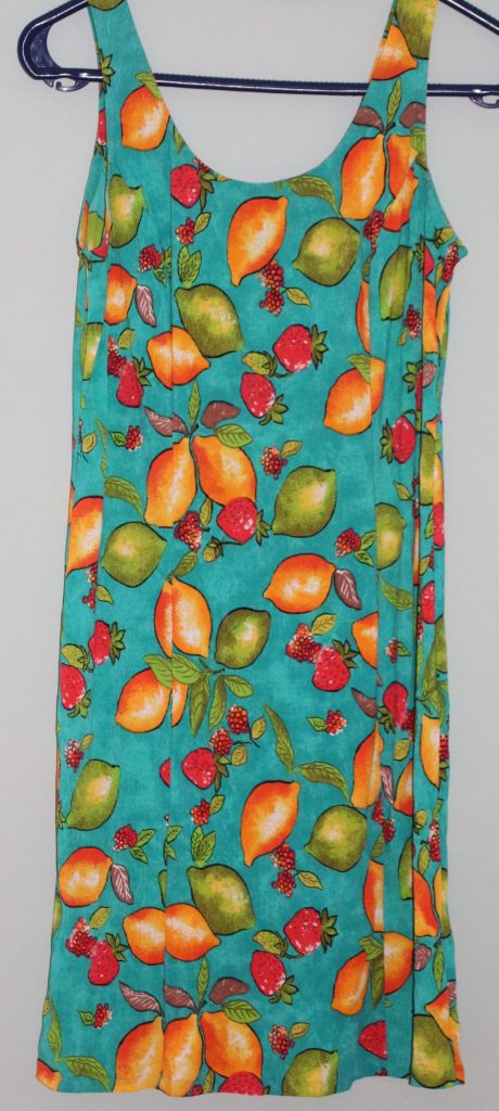 Vestido veraniego de tirantes con frutas y flores
