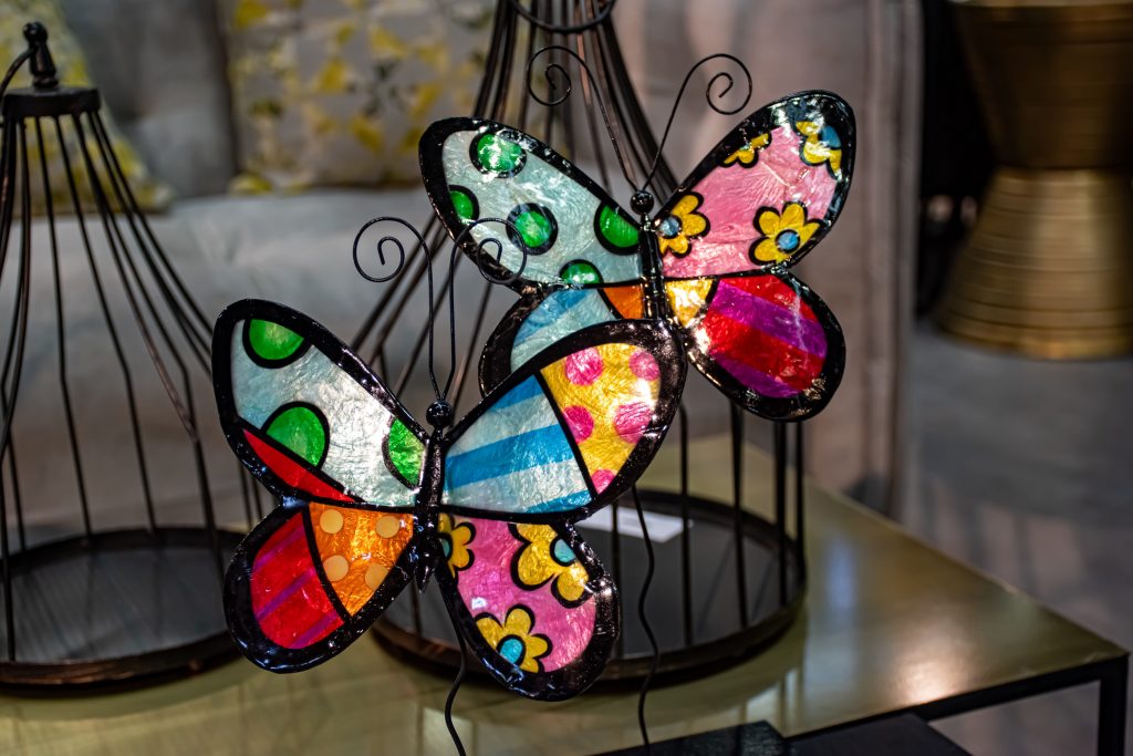 Dos mariposas decorativas con bonitos colores