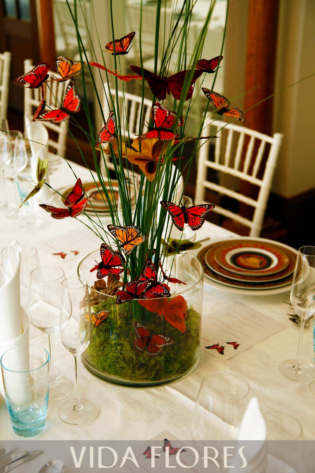 Adorno de flores decorativo para mesas. Flores con detalles.