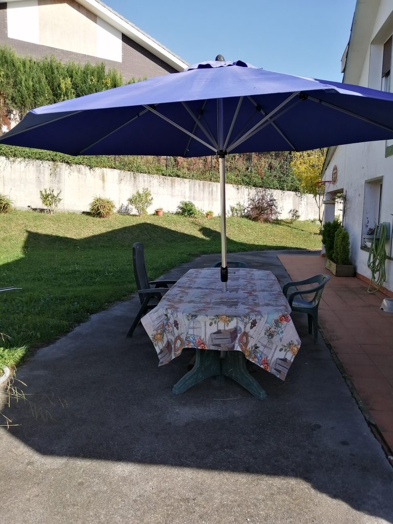 Sombrilla azul para la mesa de tu jardín