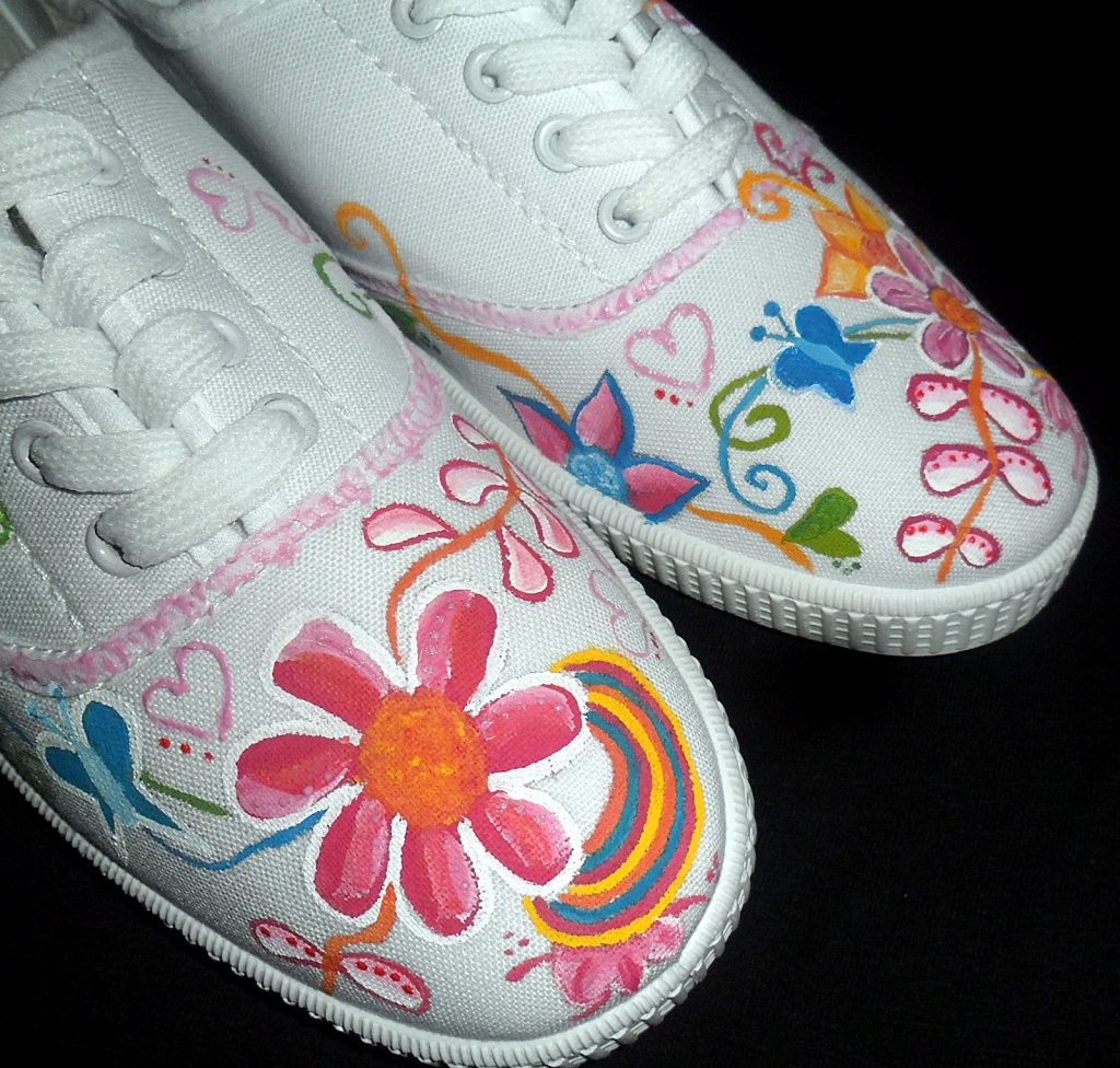 Zapatillas deportivas con detalles florales pequeÃ±os.