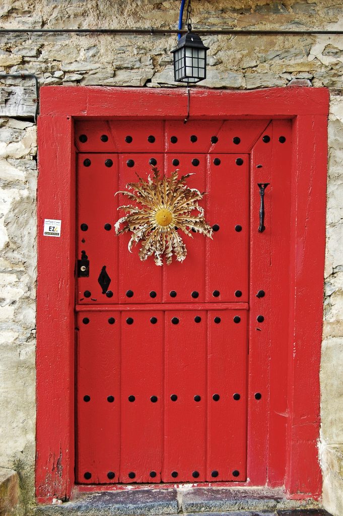Puerta roja con eguzkilore